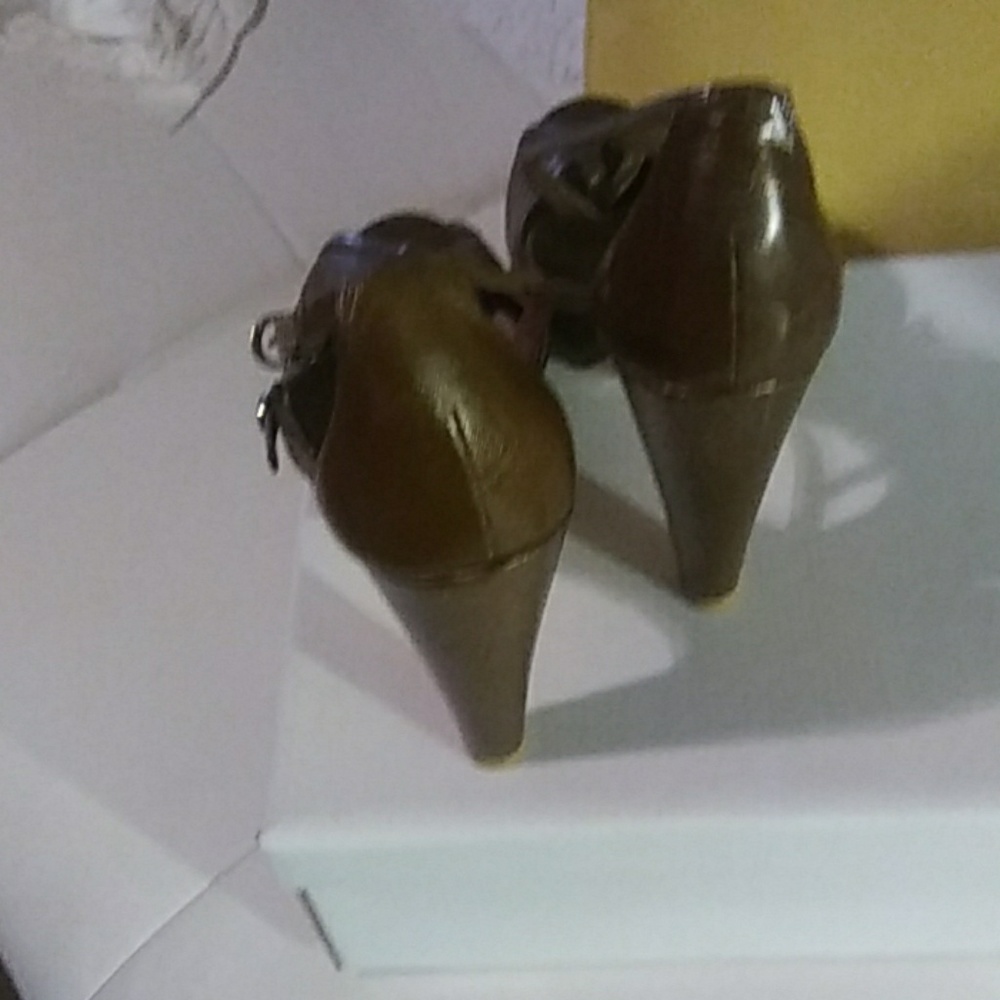 Shoes - Picture 4 of 4